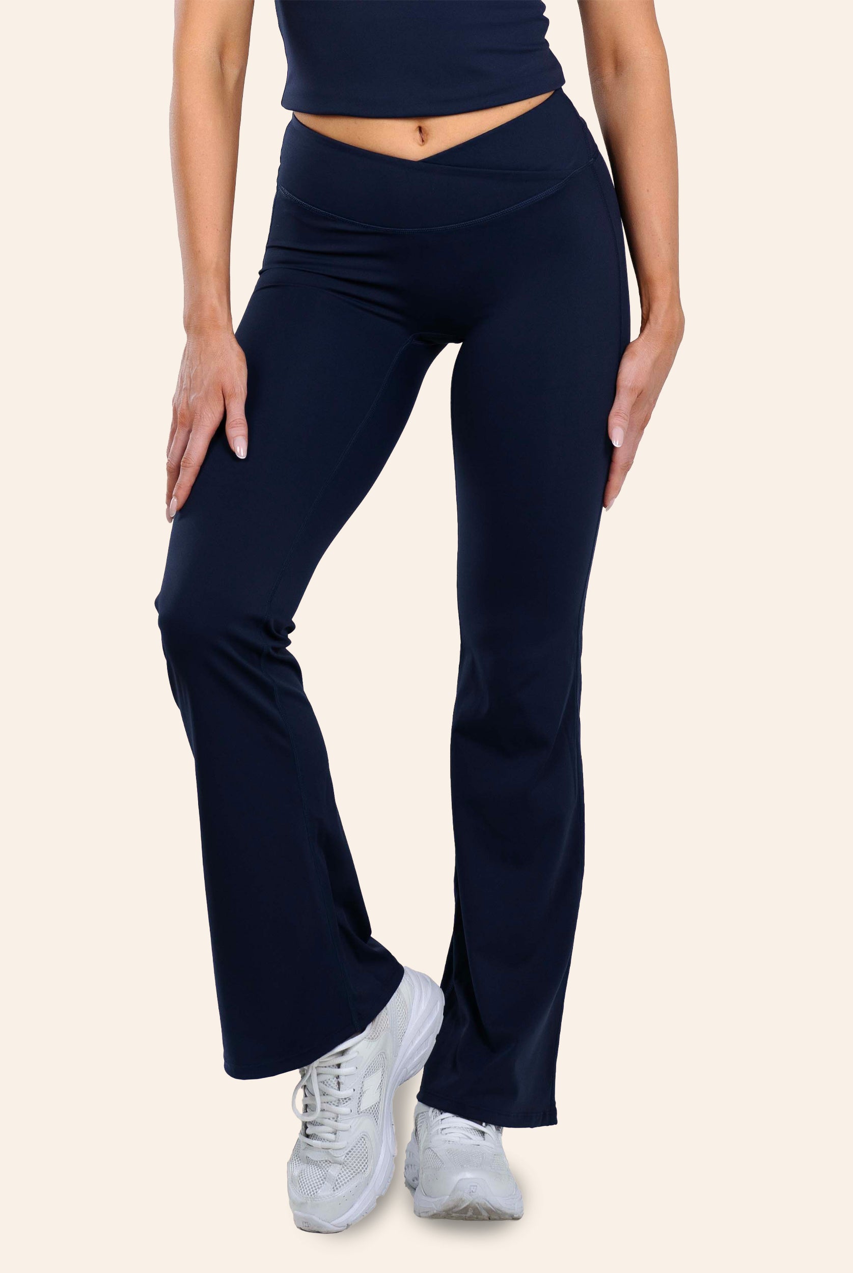 Model is 5'4" (164 cm) tall and wears size M.