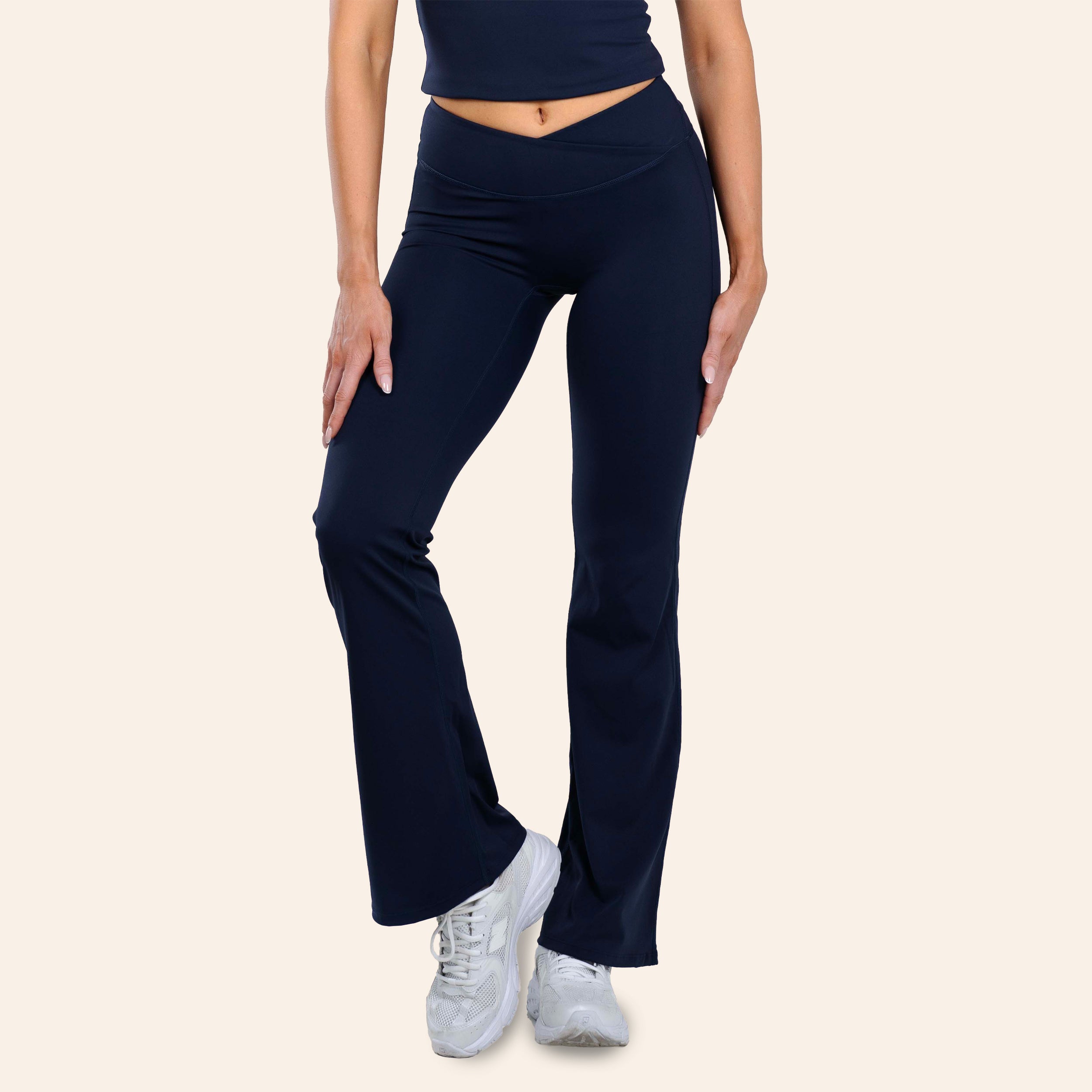 Model is 5'4" (164 cm) tall and wears size M.